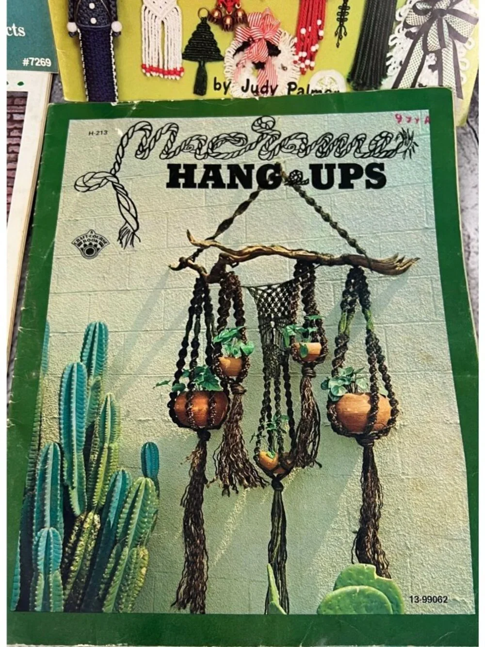 Vintage Macrame Pattern Books Handbags Plant Hangers Christmas Lot of 10 - Picture 6 of 14